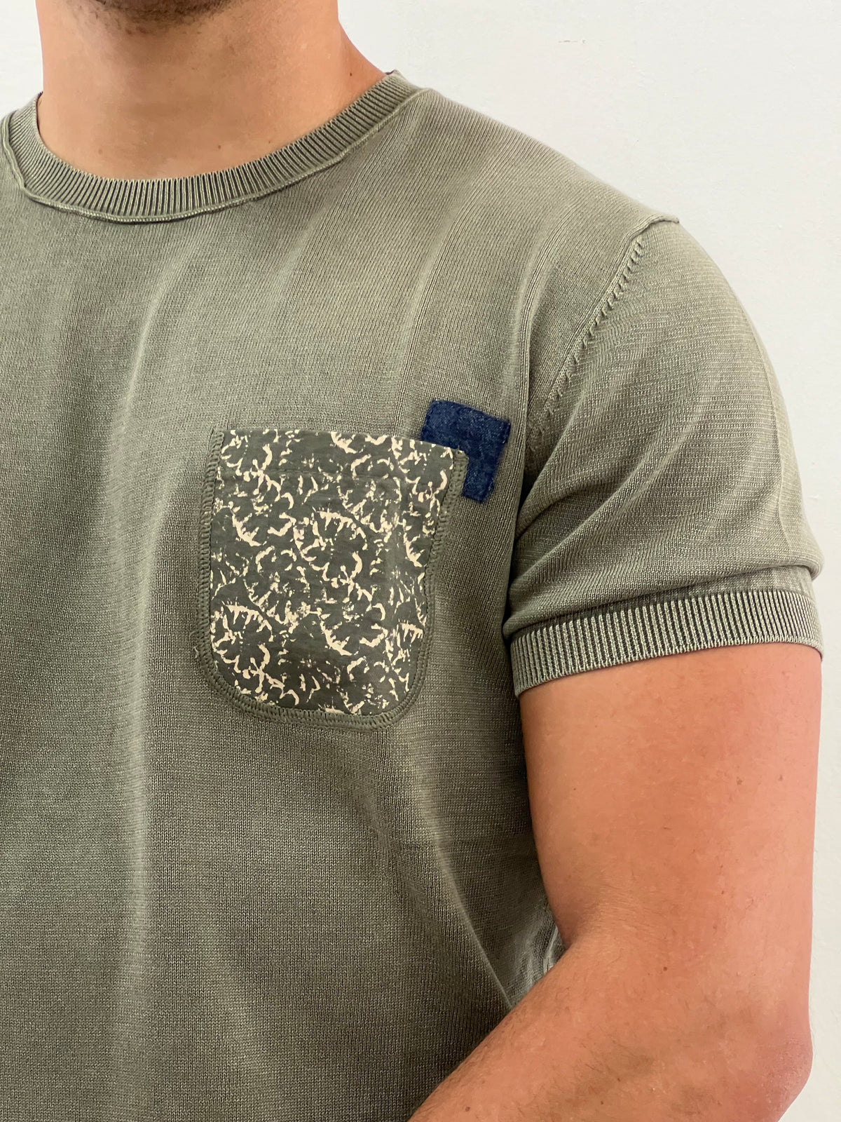 Dettaglio T-shirt Saint-Tropez — DAJONH